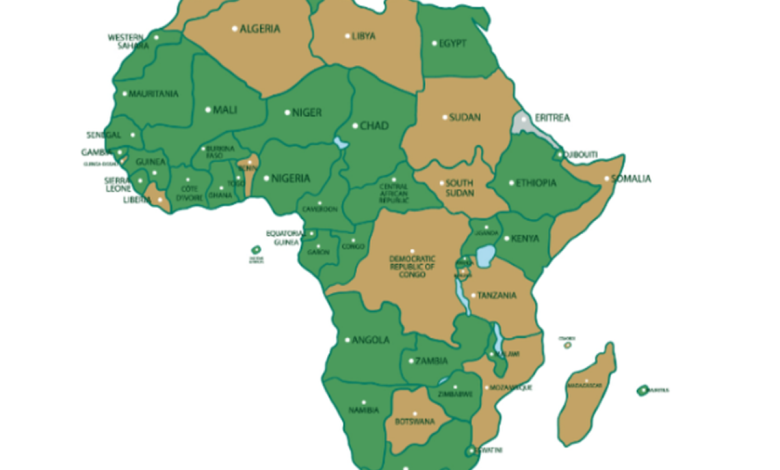 아프리카 지도를 배경으로 카메룬 의회, 수단 시위대, 앙골라 홍수, 소말리아 해상 시추선을 상징적으로 배열한 종합 뉴스 이미지