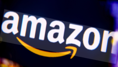 노트북 화면에 코드가 떠 있고 그 위로 AI와 개발자 커리어 변화 개념이 겹쳐 보이는 이미지