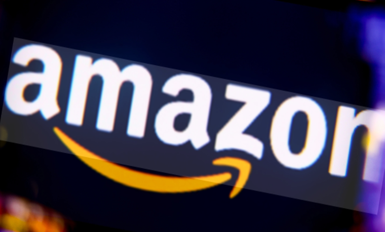 노트북 화면에 코드가 떠 있고 그 위로 AI와 개발자 커리어 변화 개념이 겹쳐 보이는 이미지