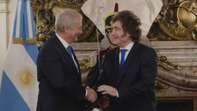 부에노스아이레스 카사 로사다에서 악수하는 호세 안토니오 카스트와 하비에르 밀레이, 말비나스 외교 연대를 상징하는 장면