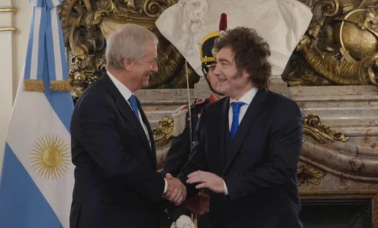 부에노스아이레스 카사 로사다에서 악수하는 호세 안토니오 카스트와 하비에르 밀레이, 말비나스 외교 연대를 상징하는 장면