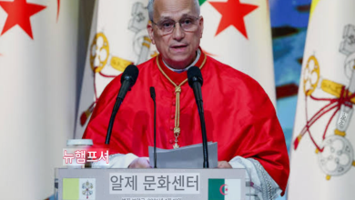 도널드 트럼프의 교황 레오 14세 공격 발언에 미국 심야 토크쇼 진행자들이 경악하는 장면을 상징한 이미지