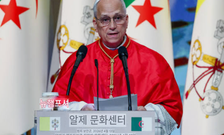 도널드 트럼프의 교황 레오 14세 공격 발언에 미국 심야 토크쇼 진행자들이 경악하는 장면을 상징한 이미지