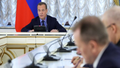 드미트리 메드베데프와 유럽연합 깃발, 우크라이나 전쟁 지도를 결합한 러시아-EU 갈등 상징 이미지