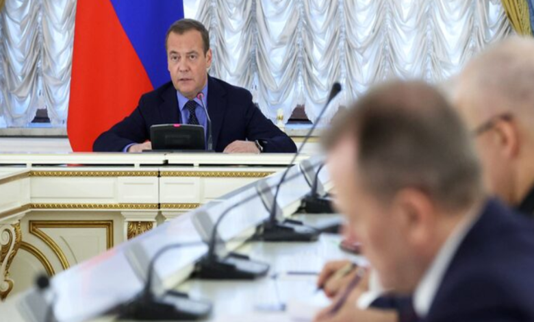 드미트리 메드베데프와 유럽연합 깃발, 우크라이나 전쟁 지도를 결합한 러시아-EU 갈등 상징 이미지