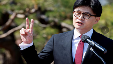 부산 북구갑 출마설이 도는 한동훈 전 국민의힘 대표가 지지자와 취재진에 둘러싸인 장면