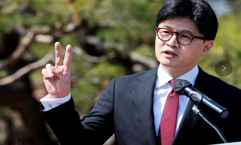 부산 북구갑 출마설이 도는 한동훈 전 국민의힘 대표가 지지자와 취재진에 둘러싸인 장면