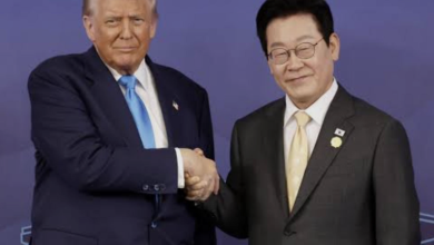 트럼프의 4월 1일 한국 비판 발언과 호르무즈 해협 원유 위기를 상징하는 백악관과 유조선 이미지