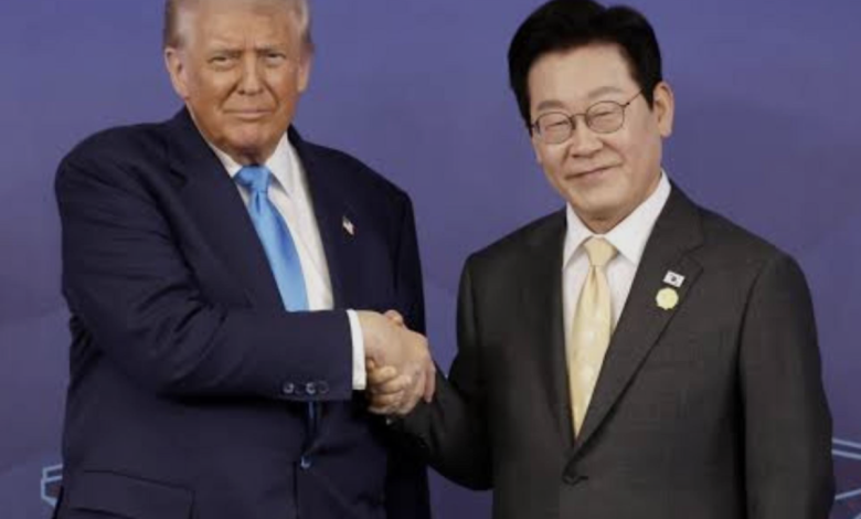 트럼프의 4월 1일 한국 비판 발언과 호르무즈 해협 원유 위기를 상징하는 백악관과 유조선 이미지