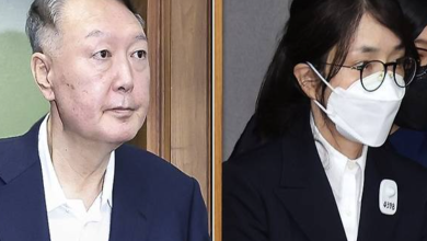 서울중앙지법 법정에서 피고인석의 윤석열 전 대통령과 증인석의 김건희 여사를 상징적으로 표현한 이미지