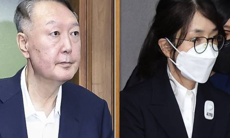서울중앙지법 법정에서 피고인석의 윤석열 전 대통령과 증인석의 김건희 여사를 상징적으로 표현한 이미지