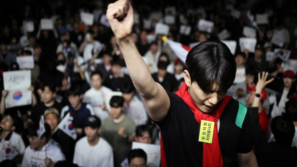 외신 보도와 국내 언론 프레임이 충돌하는 가운데 선관위 투표용지 부족 사태와 올림픽공원 재선거 시위를 상징하는 언론 비평 썸네일 이미지.