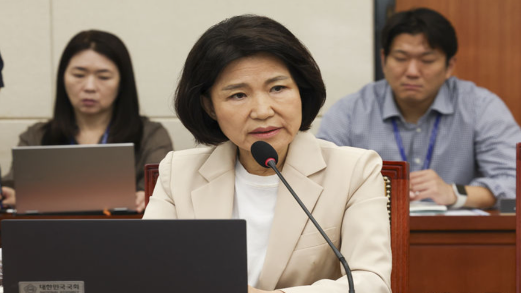 국회 과학기술정보방송통신위원회 회의장에서 여야 의원들이 이진숙 의원 보임 문제를 두고 고성과 거센 항의를 주고받는 대치 국면의 시각적 구도.