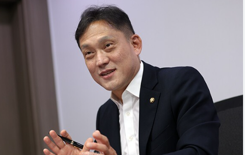 3,000여 명의 판사 가운데 401명이 특정 연구회 소속이라는 김태규 의원의 숫자가 정확하다고 가정하더라도 2,500명 이상의 판사는 그 연구회 회원이 아니다. 그렇다면 대표회의에서 나온 정치·사법개혁 관련 입장이 실제로 그 2,500여 명의 판사에게도 공유되는 것인지, 아니면 아무 말도 하지 않는 판사들의 침묵이 사실상 동의로 해석되는 것인지 따져봐야 한다.