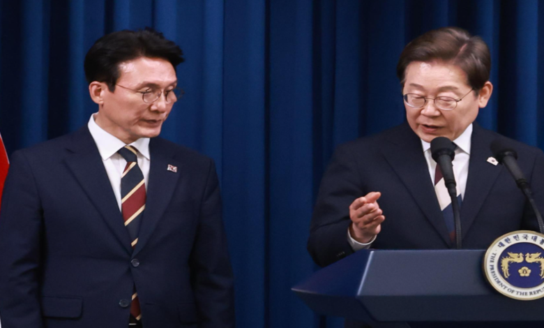 꽃다발 뒤 ‘중도는 없다’ 정청래 직격…김민석, 李대통령 후임을 노리나? 아니면 언젠가 들이받을 준비인가?