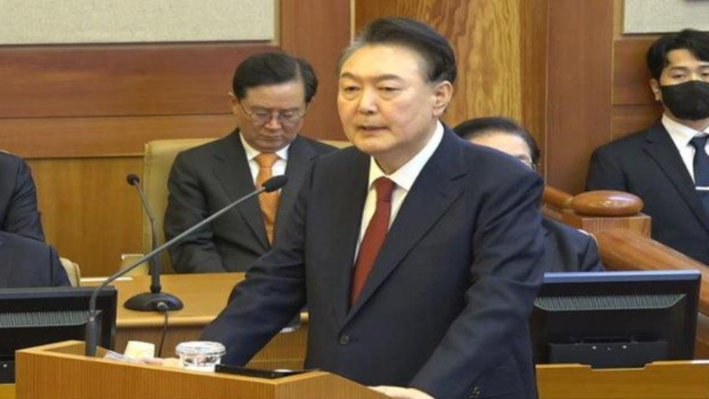 윤석열 전 대통령의 법정 발언과 계엄의 배경이 된 국가위기 인식 및 한반도 국제정치 구상을 상징적으로 표현한 16대9 정치 논평 이미지