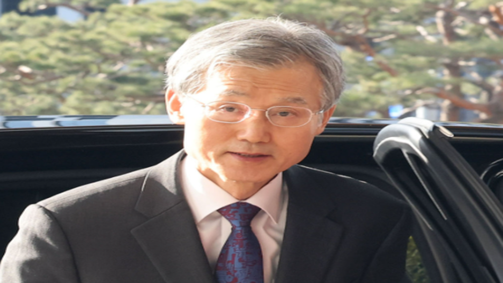 조희대 대법원장과 주진우 의원의 사법부 독립 및 재판 재개 논쟁을 상징하는 이미지