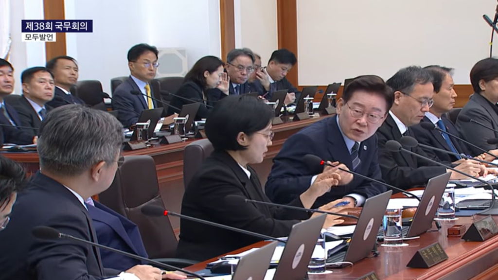 이재명 대통령과 레드팀 개념을 상징하는 국무회의 정책 검증 이미지