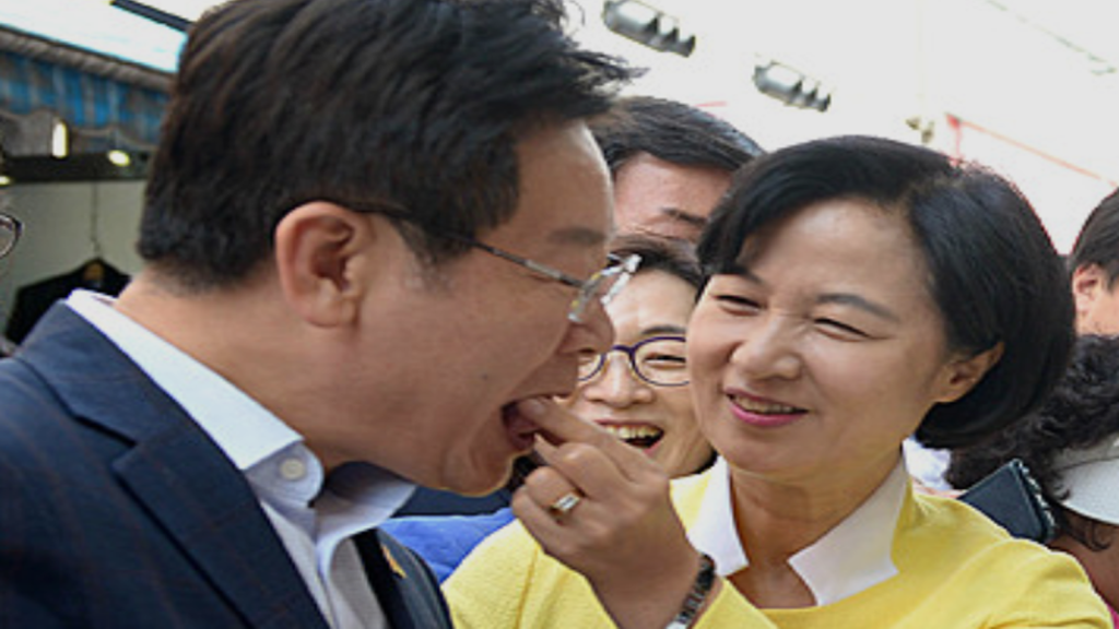 추미애와 이재명의 검찰개혁 노선 충돌을 상징하는 정치 풍자 이미지