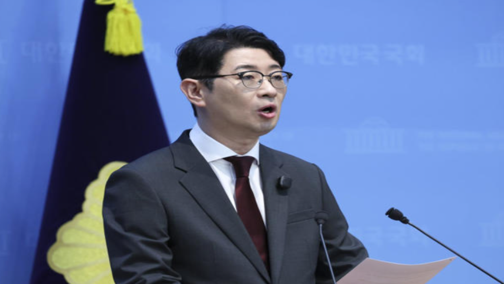 김승원과 용혜인 장관 후보자를 둘러싼 인사청문회 논란과 사회적협동조합 정부지원금 및 정치적 네트워크 의혹을 풍자한 한국 정치 이미지.