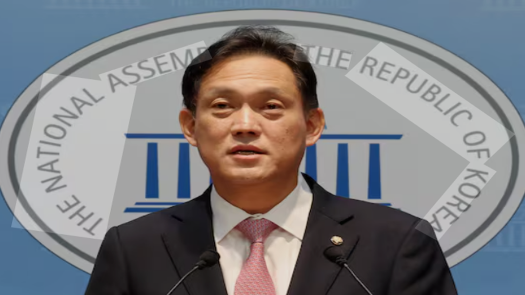 국회에서 제명 촉구 압박을 받는 김태규 의원과 대립하는 여야 정치권을 상징적으로 표현한 정치 논평 이미지