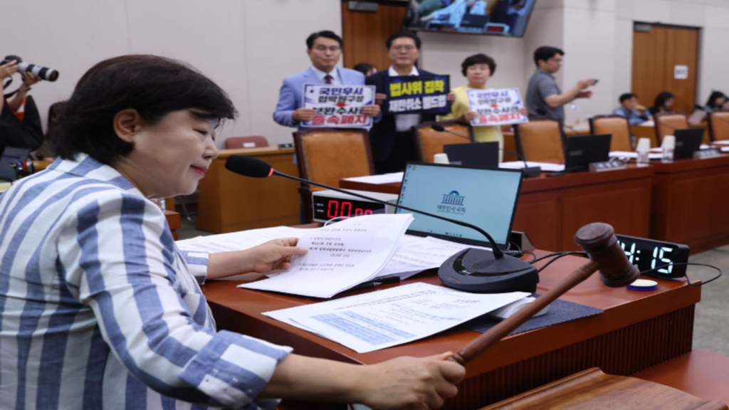 서영교와 조희대 대법원장의 국회 법사위 국정감사 공방을 상징하는 정치 풍자 이미지