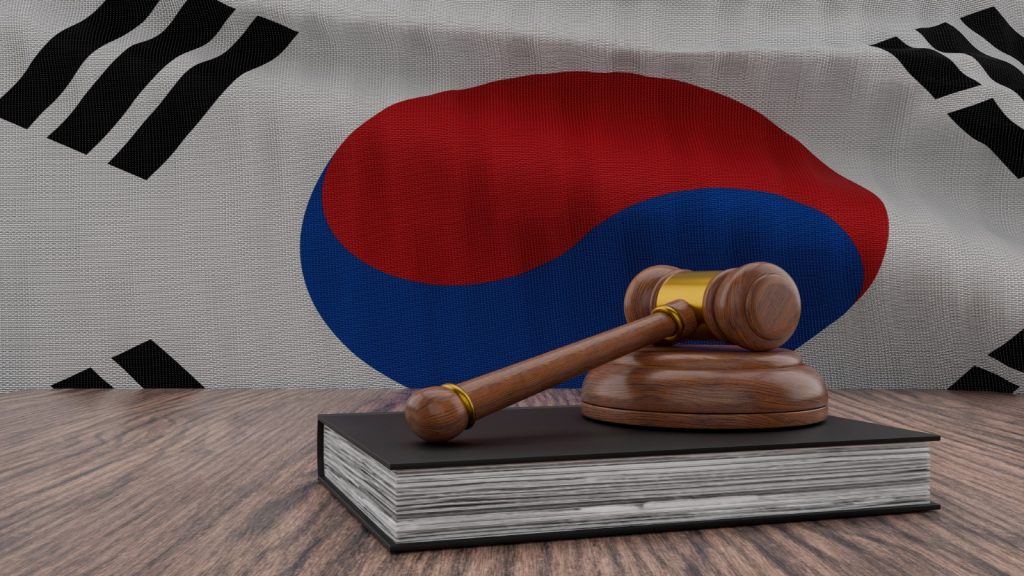 육영수 피격 사건을 소재로 한 영화 ‘암살자(들)’ 논란과 전두환·5·18·계엄·내란을 둘러싼 정치권의 역사 인식 충돌을 통해 대한민국 헌정질서의 의미를 짚어본 정치 논평. 좌우 이념의 단순한 대립을 넘어 민주공화국과 자유민주적 기본질서를 기준으로 국가권력과 정치세력의 행위를 바라봐야 한다는 문제의식을 담았다.