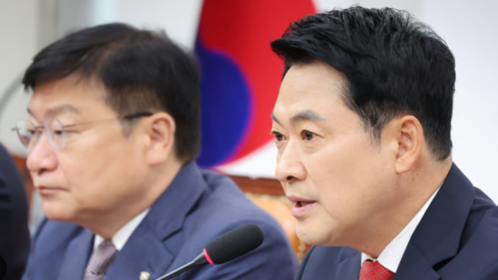 장동혁 국민의힘 대표가 기자회견에서 이재명 대통령의 대북정책과 2005년 방북 관련 의혹을 제기하고 있다